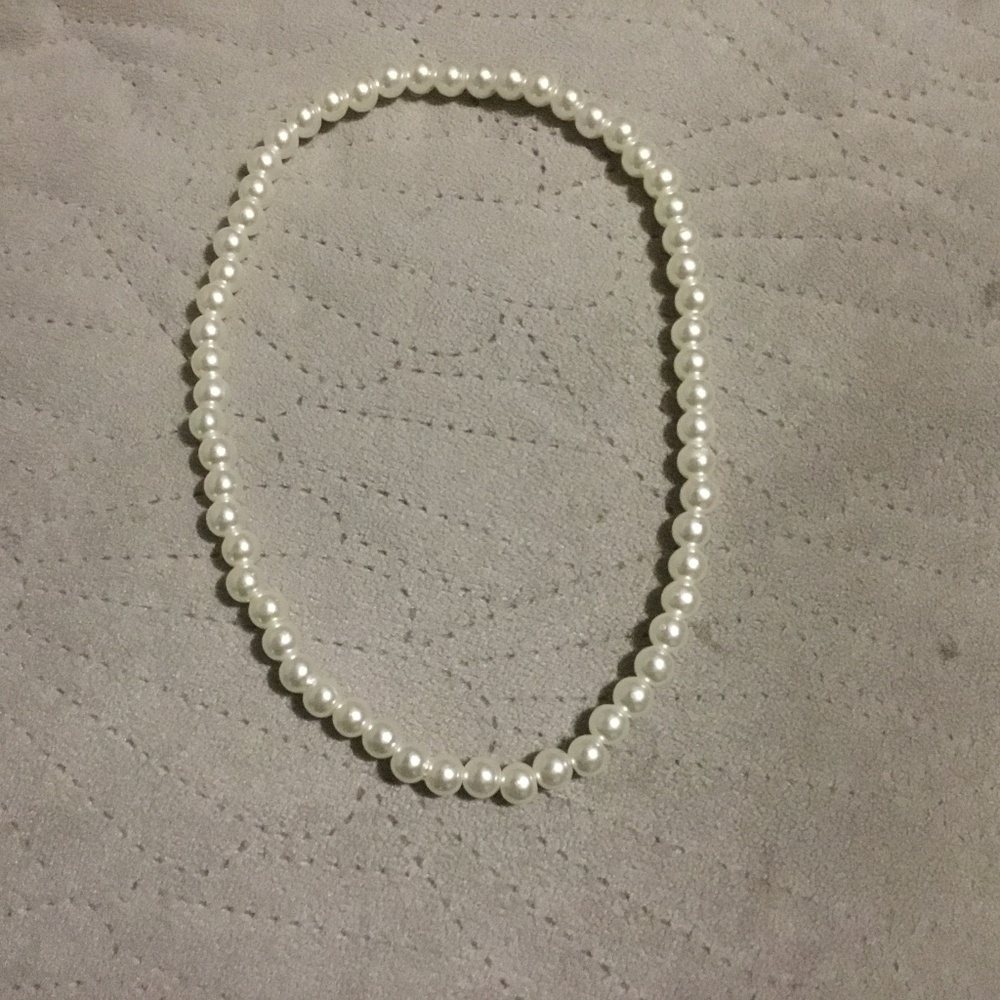 White pearl necklace ⚪️